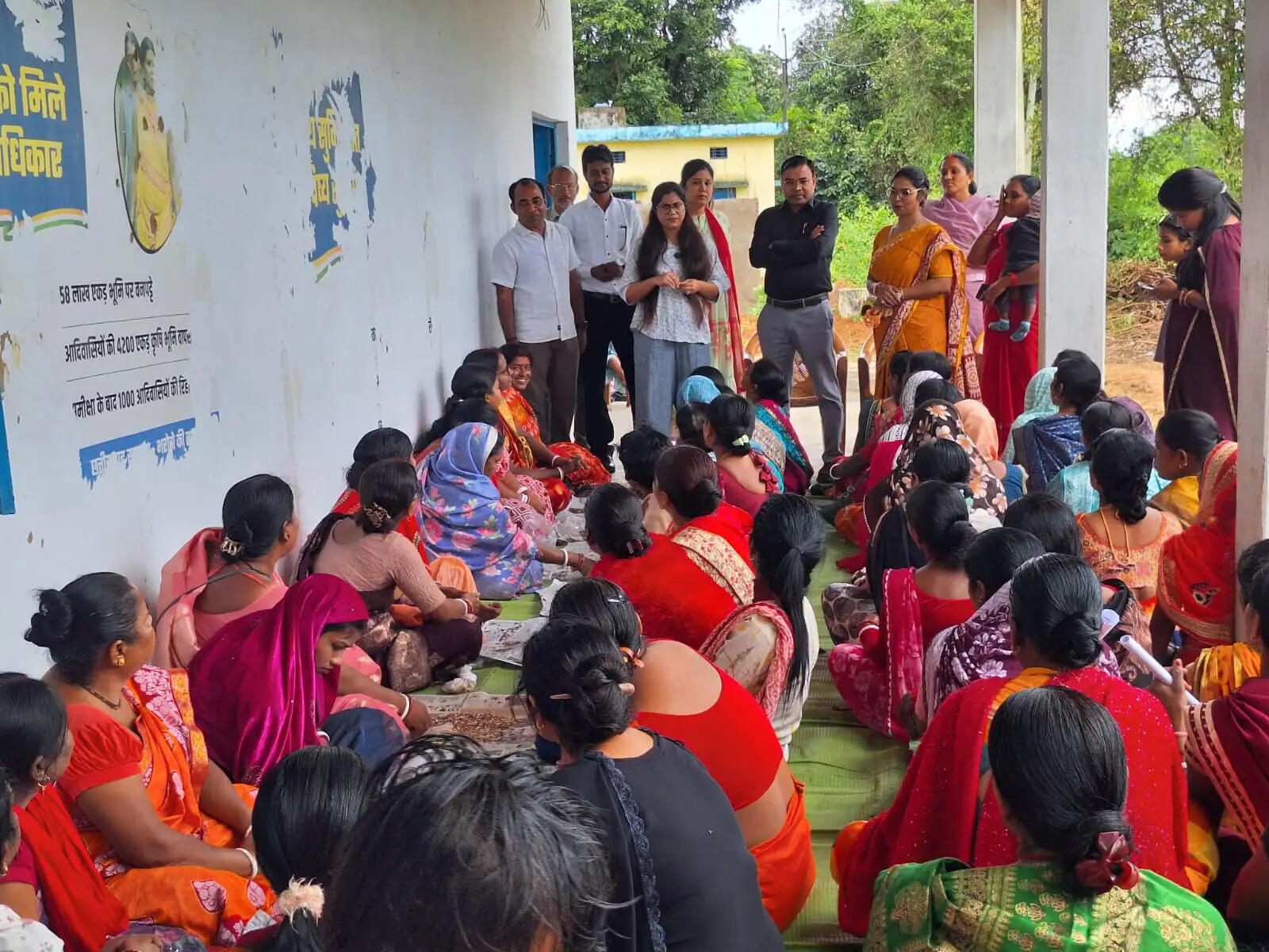 मदनपुर में 200 से अधिक महिलाएं सीख रहीं चूड़ी बनाने का हुनर, कलेक्टर ने भी आजमाई कला
