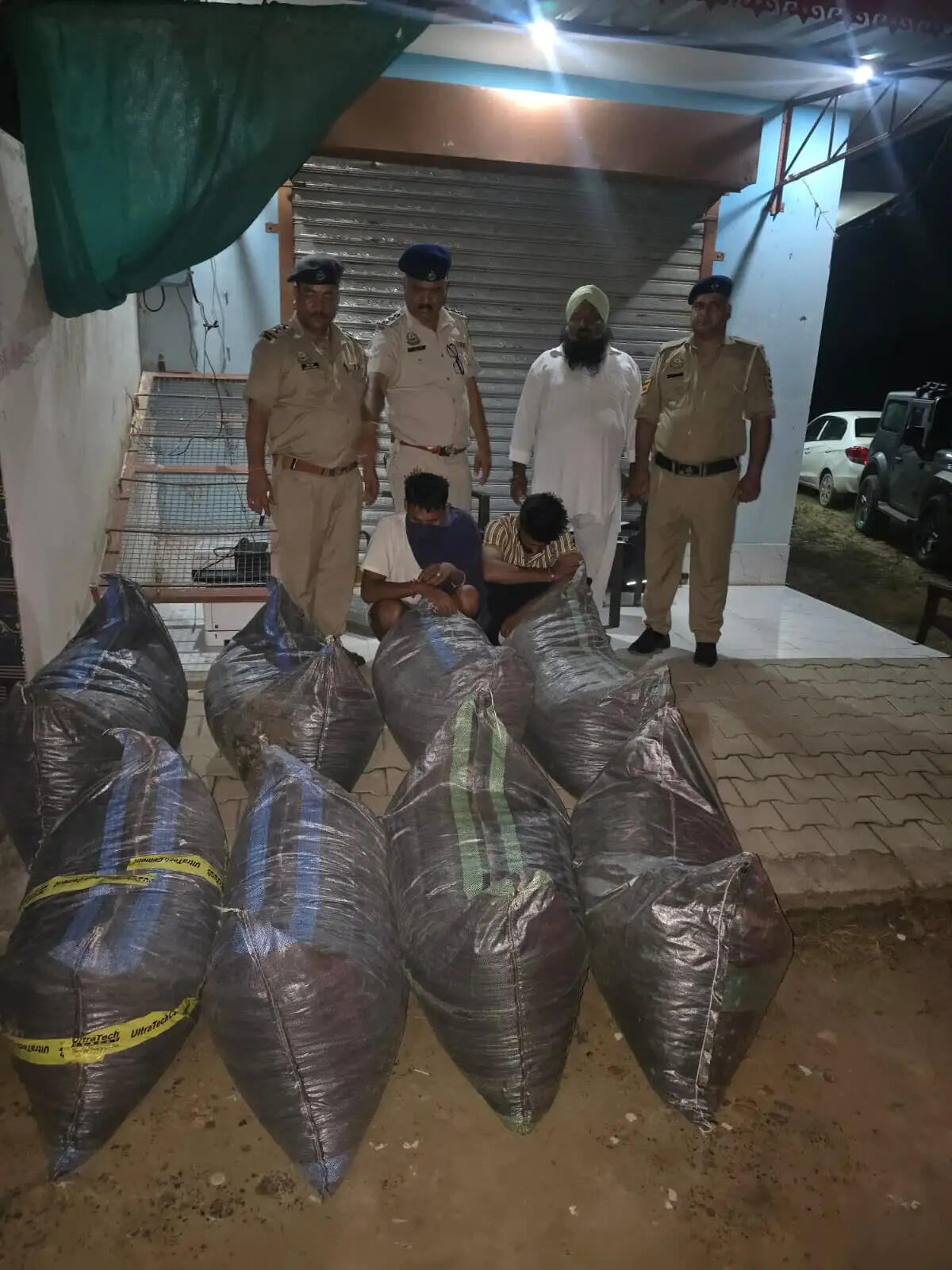 छोटा हाथी से हो रही थी नशे की तस्करी, पुलिस ने आधी रात को पकड़े आरोपी