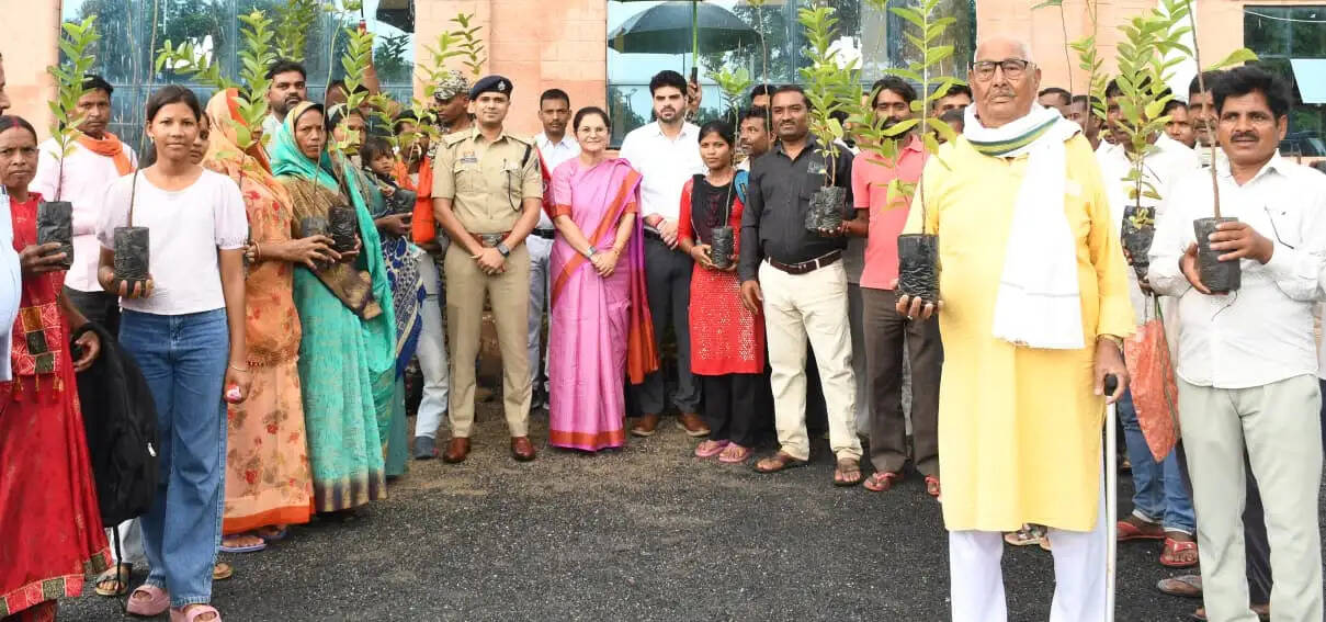 बलरामपुर : जनदर्शन में पहुंचे लोगों को मिला फलदार पौधों का उपहार, पर्यावरण संरक्षण का दिया संदेश