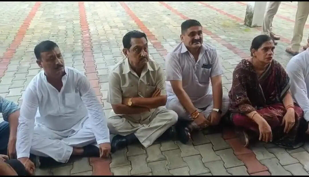 पूर्व विधायक ठुकराल के खिलाफ मुकदमा, एसएसपी कार्यालय में कांग्रेसियों का हंगामा