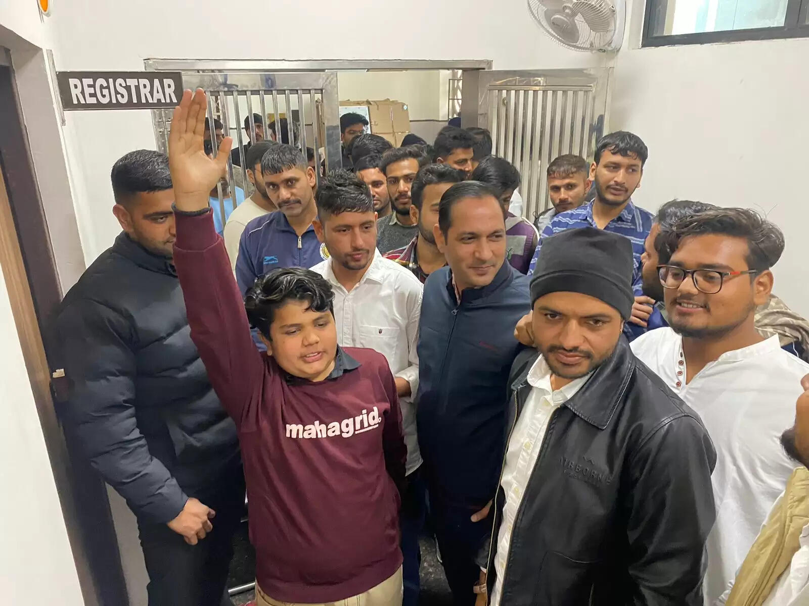 जींद : बस पास समस्या पर छात्र संगठनों ने किया रजिस्ट्रार कार्यालय का घेराव