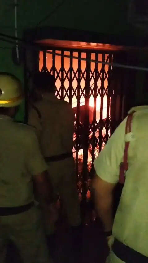 श्रीरामपुर में आधी रात आवासीय परिसर में लगी आग, बाल-बाल बचे निवासी