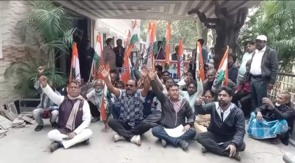 आसनसोल पीडब्ल्यूडी कार्यालय के सामने कांग्रेस का विरोध प्रदर्शन