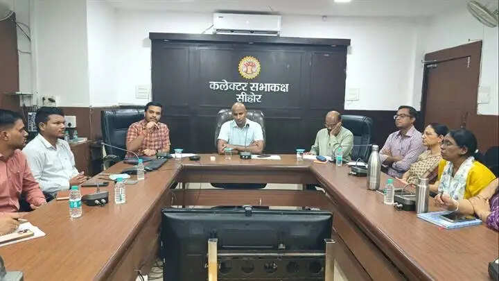 सीहोरः कलेक्टर ने की कांवड़ यात्रा की व्यवस्थाओं की समीक्षा, सीवन नदी से कुबेरेश्वर धाम का किया निरीक्षण