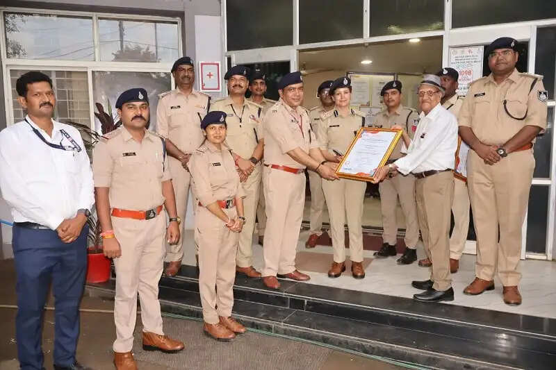 मप्रः बड़वानी पुलिस की बड़ी उपलब्धि, 5 थानों एवं एसपी कार्यालय को मिला आईएसओ प्रमाणन