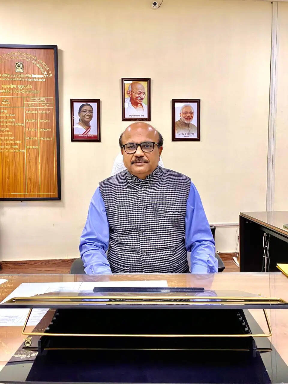 अनूपपुर: इंगांराजविवि के वरिष्ठ प्रो. अवधेश कुमार शुक्ल ने संभाला कार्यवाहक कुलपति का कार्यभार