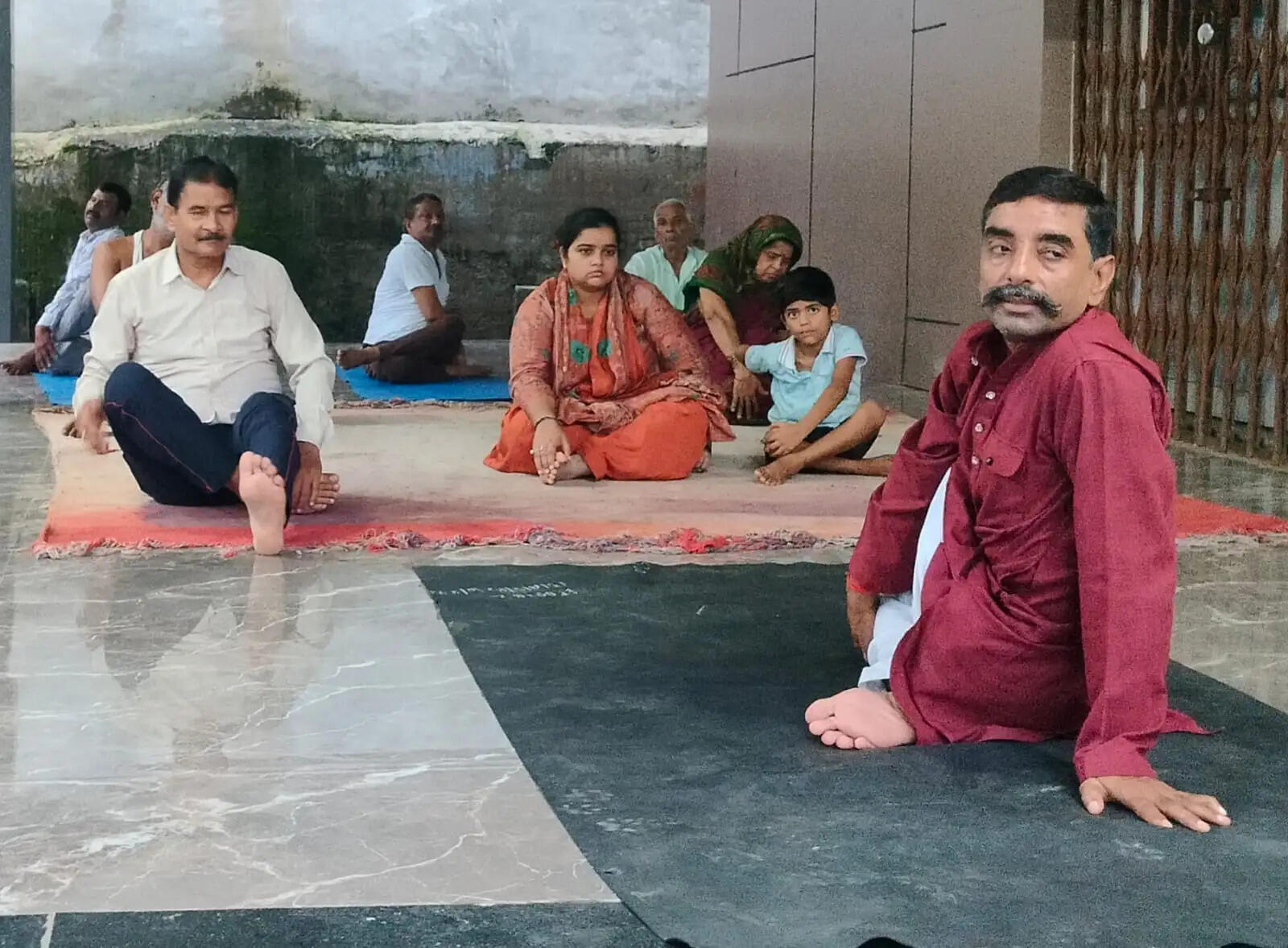 योग एवं प्राकृतिक चिकित्सा से लोगों को स्वस्थ जीवन जीने की कला सिखा रहे योगेंद्र मिश्र