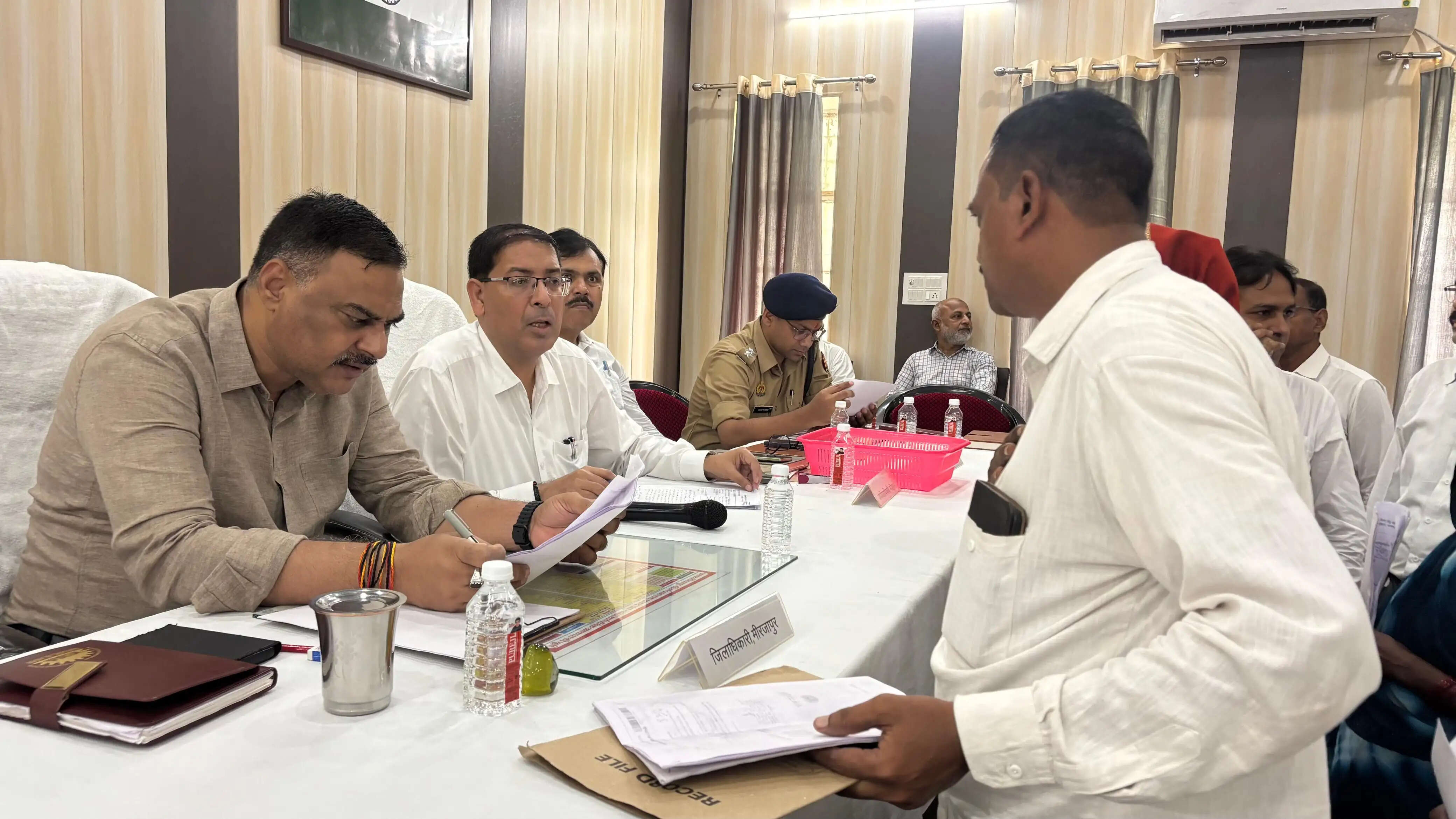 सम्पूर्ण समाधान दिवस में अफसराें ने फरियादियों की समस्याएं सुनीं