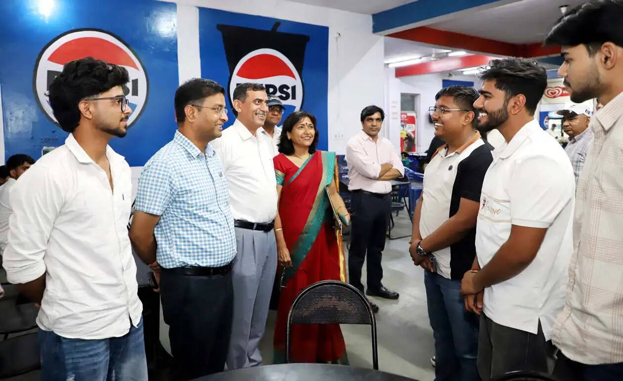 हिसार :उच्च स्तरीय कमेटी ने विश्वविद्यालय में खाद्य पदार्थों की दुकानों का किया औचक निरीक्षण