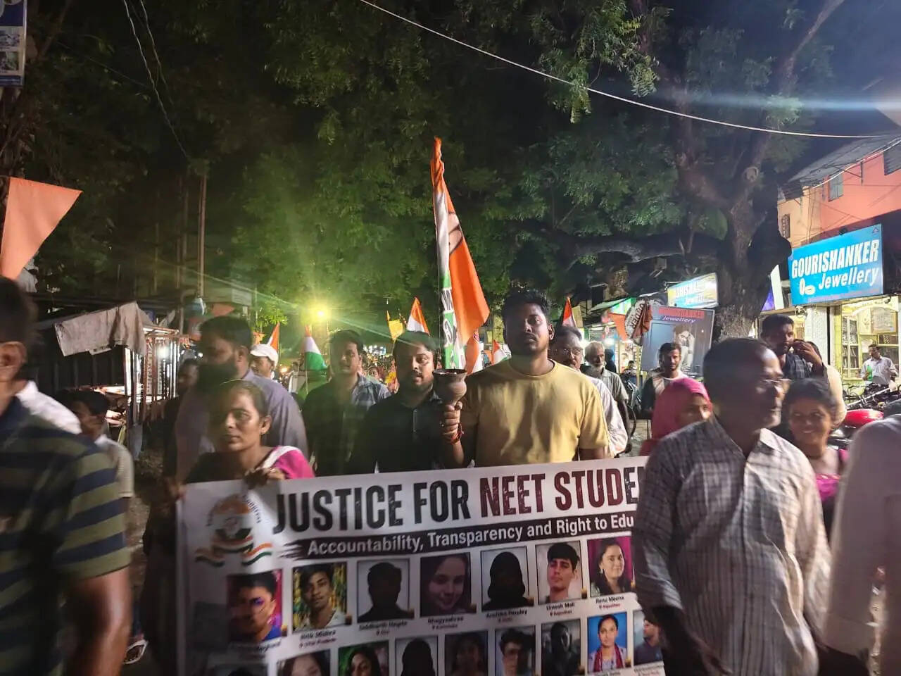 नीट प्रश्नपत्र प्रकरण में कांग्रेस ने खड़गपुर में निकाली मशाल रैली, श्रद्धांजलि अर्पित