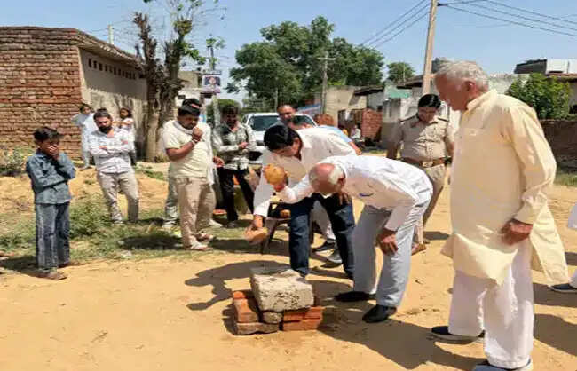 नारनौलःविधायक ने किया सड़क निर्माण का शुभारंभ, 98 लाख से बनेगी दो किमी सड़क