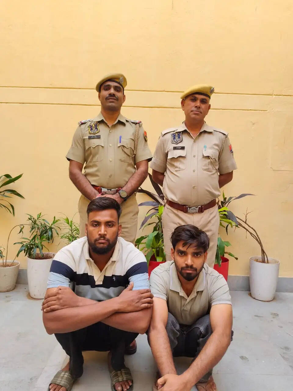 ई-कॉमर्स पर असली हेलमेट की जगह भेजते थे सस्ते हेलमेट: ओएलएक्स पर बेचते थे महंगा माल