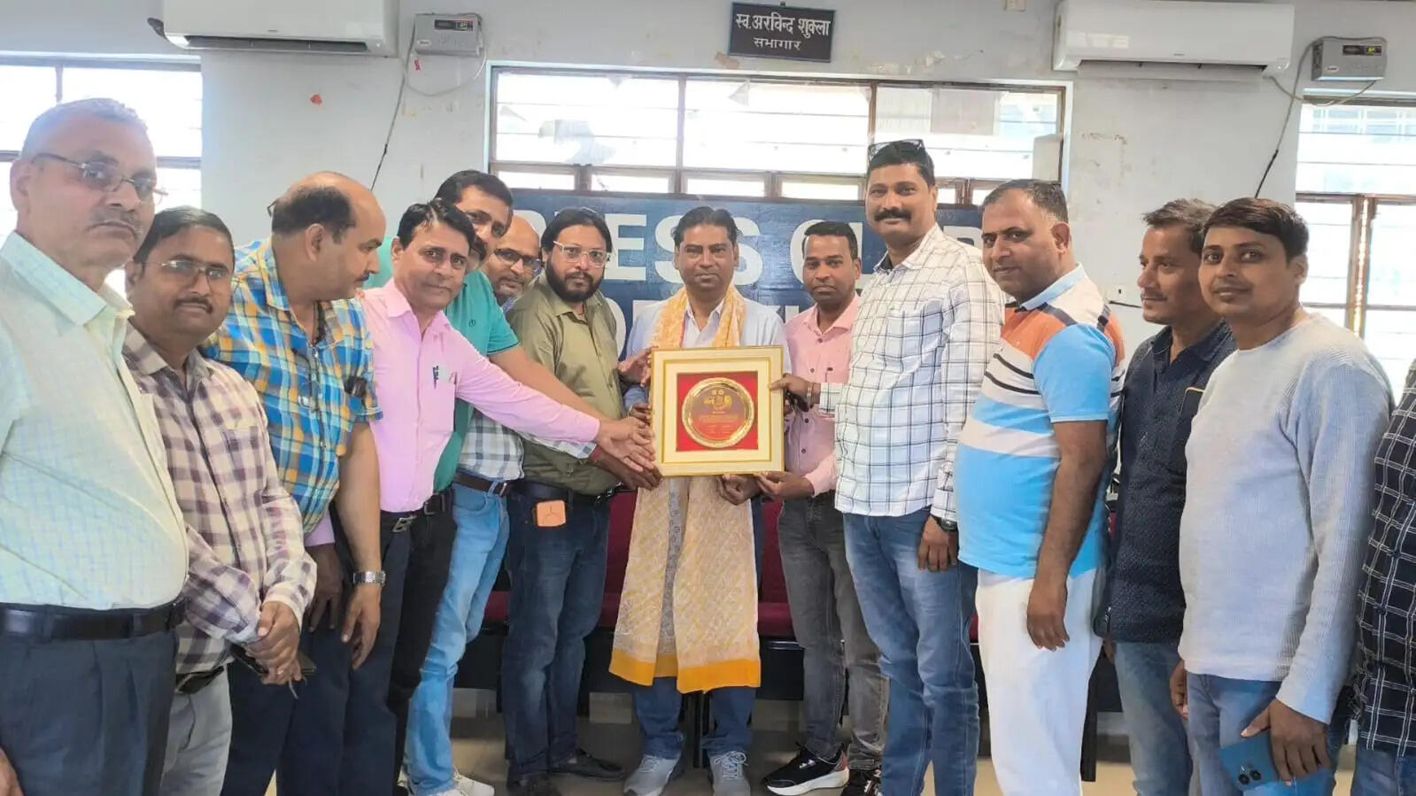 राज्यपाल से सम्मानित रंगकर्मी प्रेम नाथ का गोरखपुर आगमन पर भव्य स्वागत