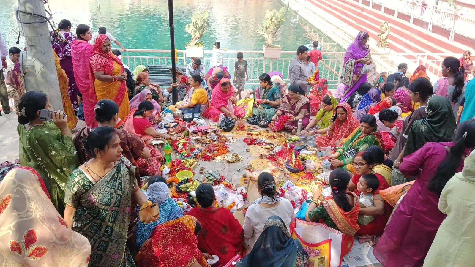 संतान के अच्छे स्वास्थ्य और दीर्घ जीवन के लिए महिलाओं ने रखा निर्जला 'जीवित्पुत्रिका' व्रत