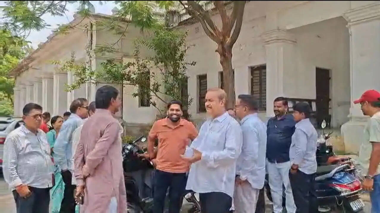 अम्बिकापुर : वसूली के कथित ऑडियो कांड से गरमाई सरगुजा की राजनीति, जांच की मांग लेकर एसपी दफ्तर पहुंचे कांग्रेसी