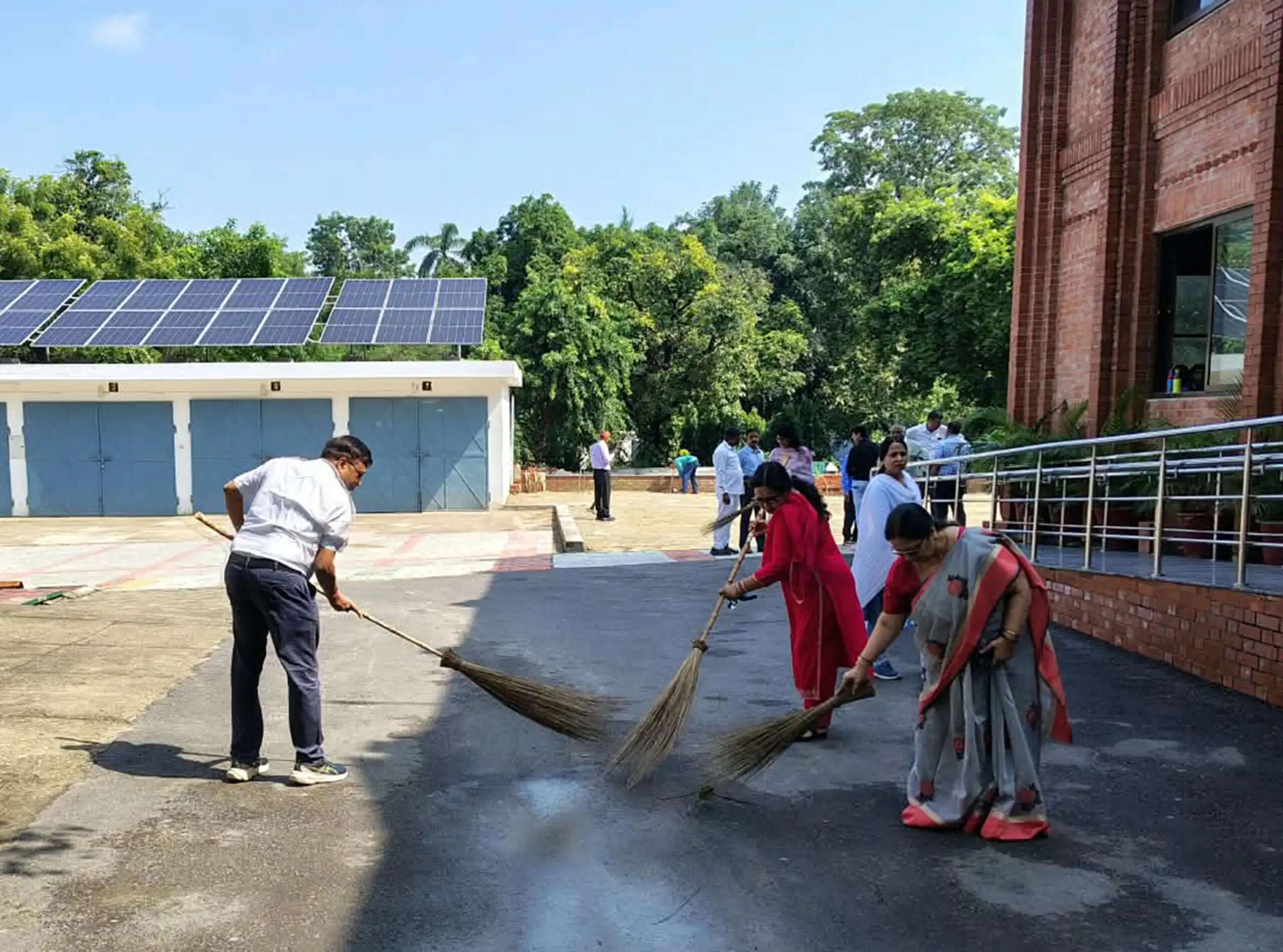 ‘सेवा संकल्प अभियान’ :&nbsp;जन भवन के आदर्श माध्यमिक विद्यालय में स्वच्छता कार्यक्रम एवं खेल प्रतियोगिताओं का आयोजन