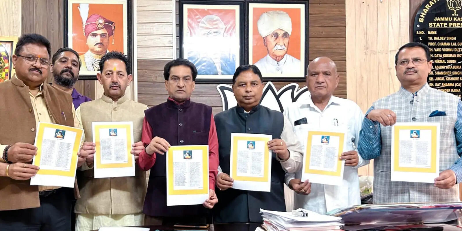 सत शर्मा ने बलबीर द्वारा संकलित गुरु रविदास की सरलीकृत शिक्षाओं का विमोचन किया