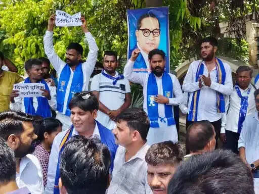 फरीदाबाद : पेपर लीक के विराेध में भीम आर्मी ने किया प्रदर्शन