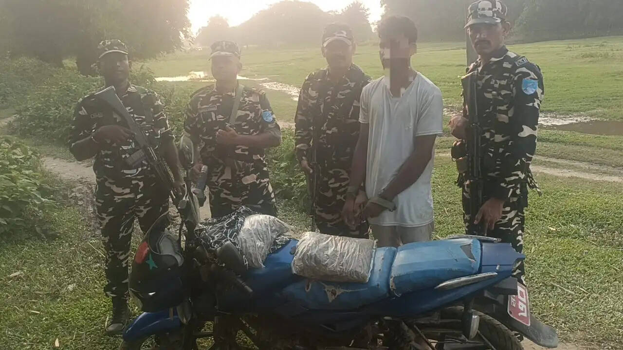 नेपाली शराब और गांजा बरामद, दो गिरफ्तार