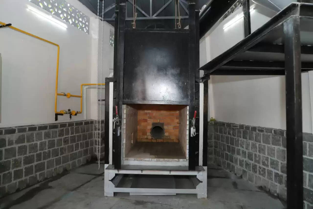 परिवहन मंत्री सरनाइक ने किया टीएमसी के पशु श्मशान दहन चैंबर का लोकार्पण