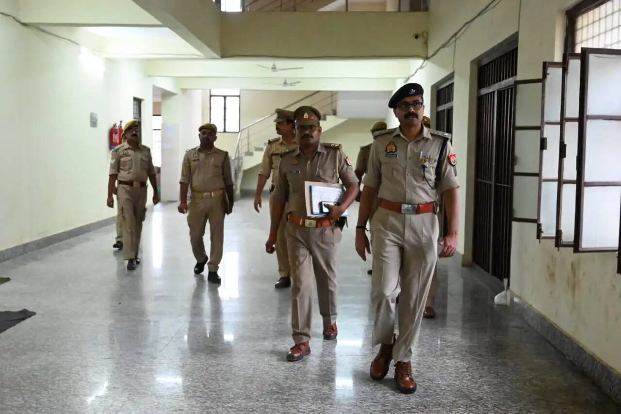 देवरिया एसपी ने बरियारपुर थाना का किया औचक निरीक्षण
