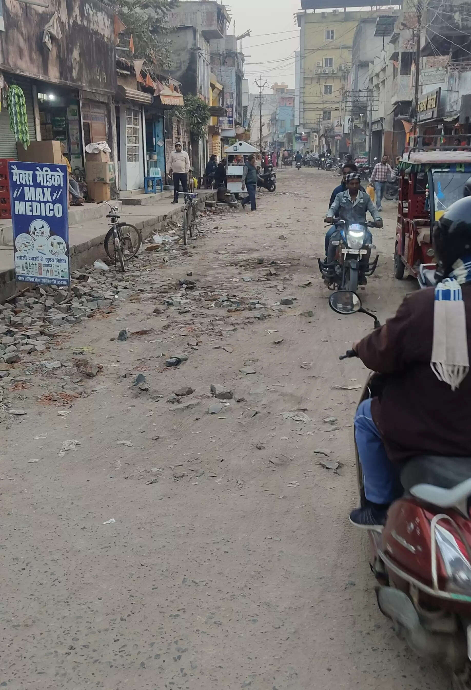 सुरक्षा मानकों को नजरअंदाज कर सड़क का निर्माण,प्रशासन को वीडियो भेज शिकायत