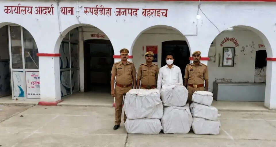 बहराइच में नशे के बड़े नेटवर्क का भंडाफोड़, मेडिकल स्टोर से 2.35 क्विंटल कोडीन सिरप और 12 हजार ट्रामाडोल कैप्सूल बरामद