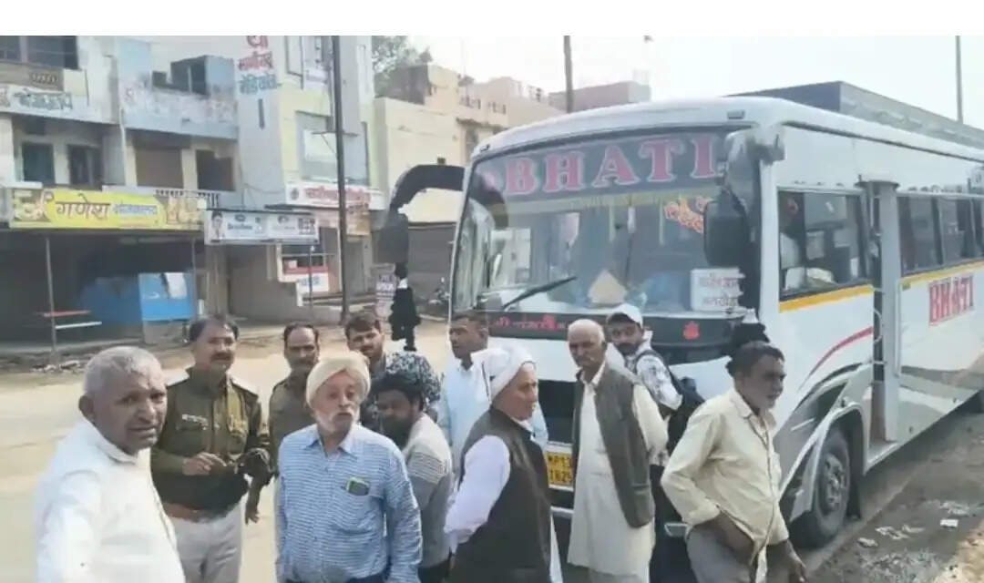 आगरमालवाः हरियाणा के श्रद्धालुओं को गंतव्य तक नहीं पहुंचाने पर किया हंगामा