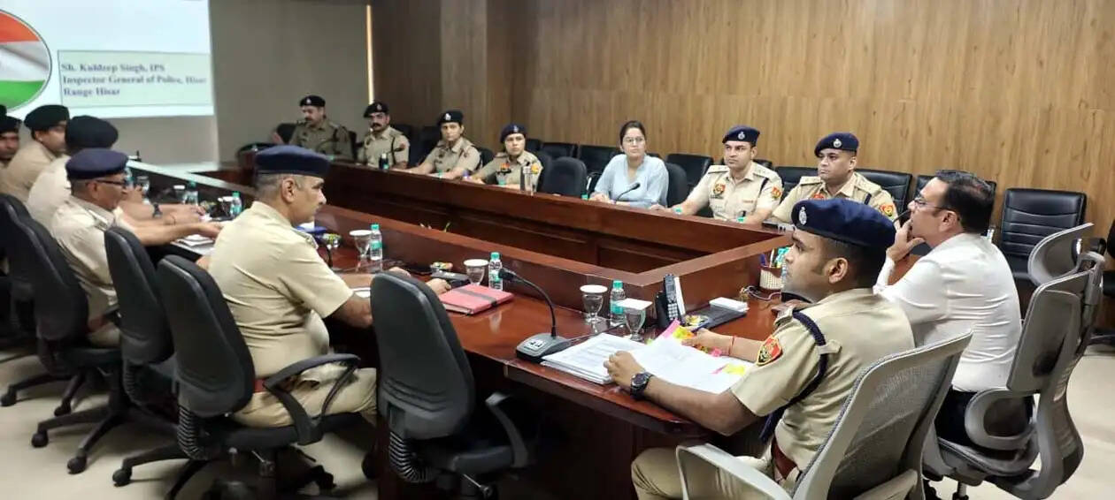 हिसार : साइबर व सामान्य अपराधों पर कड़ी कार्रवाई सुनिश्चित करें : आईजी