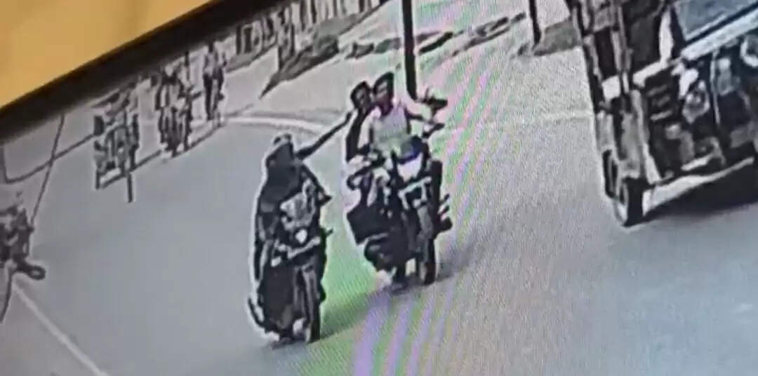 दिनदहाड़े बाइक सवार युवक के गले से बदमाशाें ने खींचा सोने का चेन