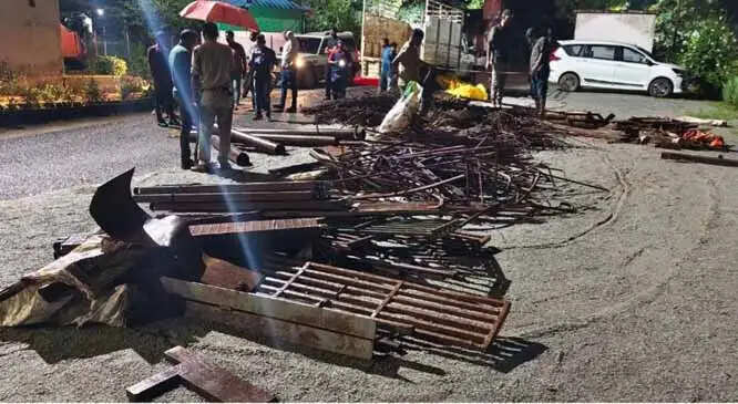 चार टन लोहे के अवैध कबाड़ से भरी पिकअप वाहन जब्त