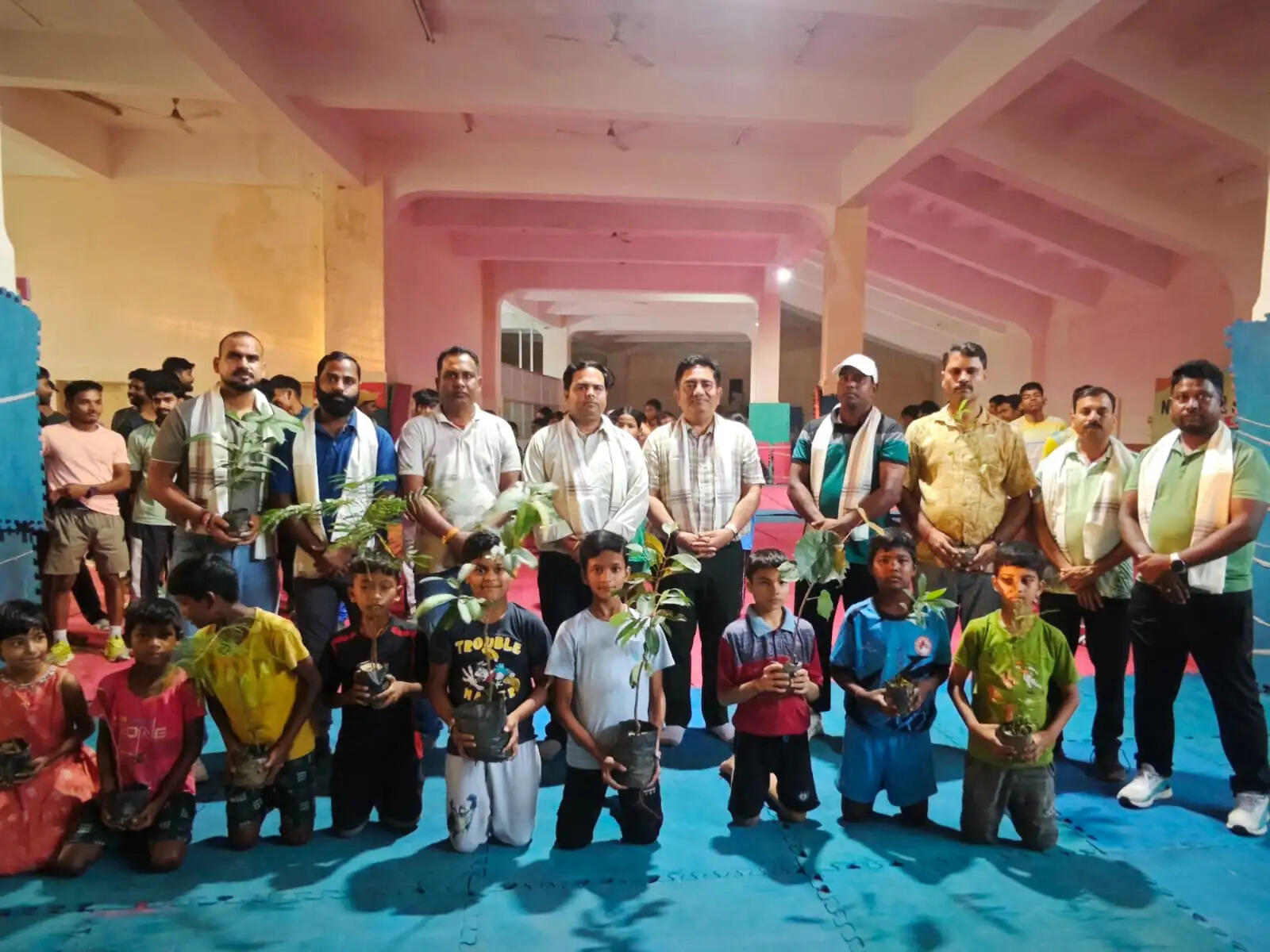 अर्थ फाउंडेशन ने खिलाड़ियों में किया पौधों का वितरण