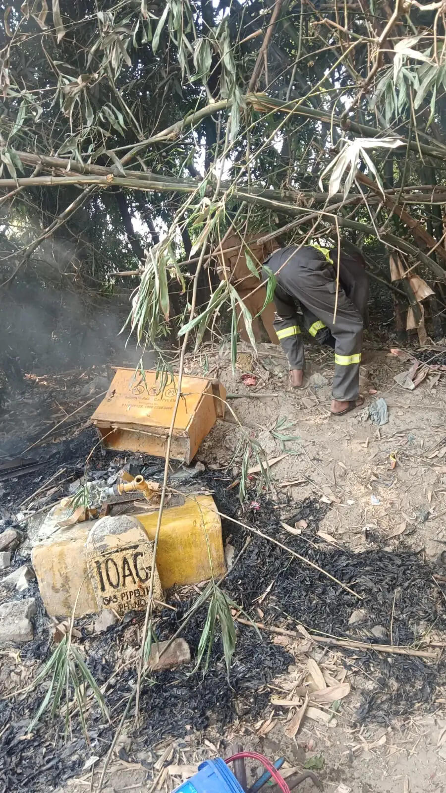 गैस पाइपलाइन के सर्विस रेगुलेटर बोर्ड में जेसीबी की टक्कर से लगी आग, दो लोग झुलसे