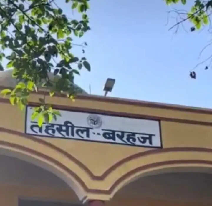 देवरिया में अधिवक्ता की मौत पर सख्त कार्रवाई, एसडीएम बरहज निलंबित