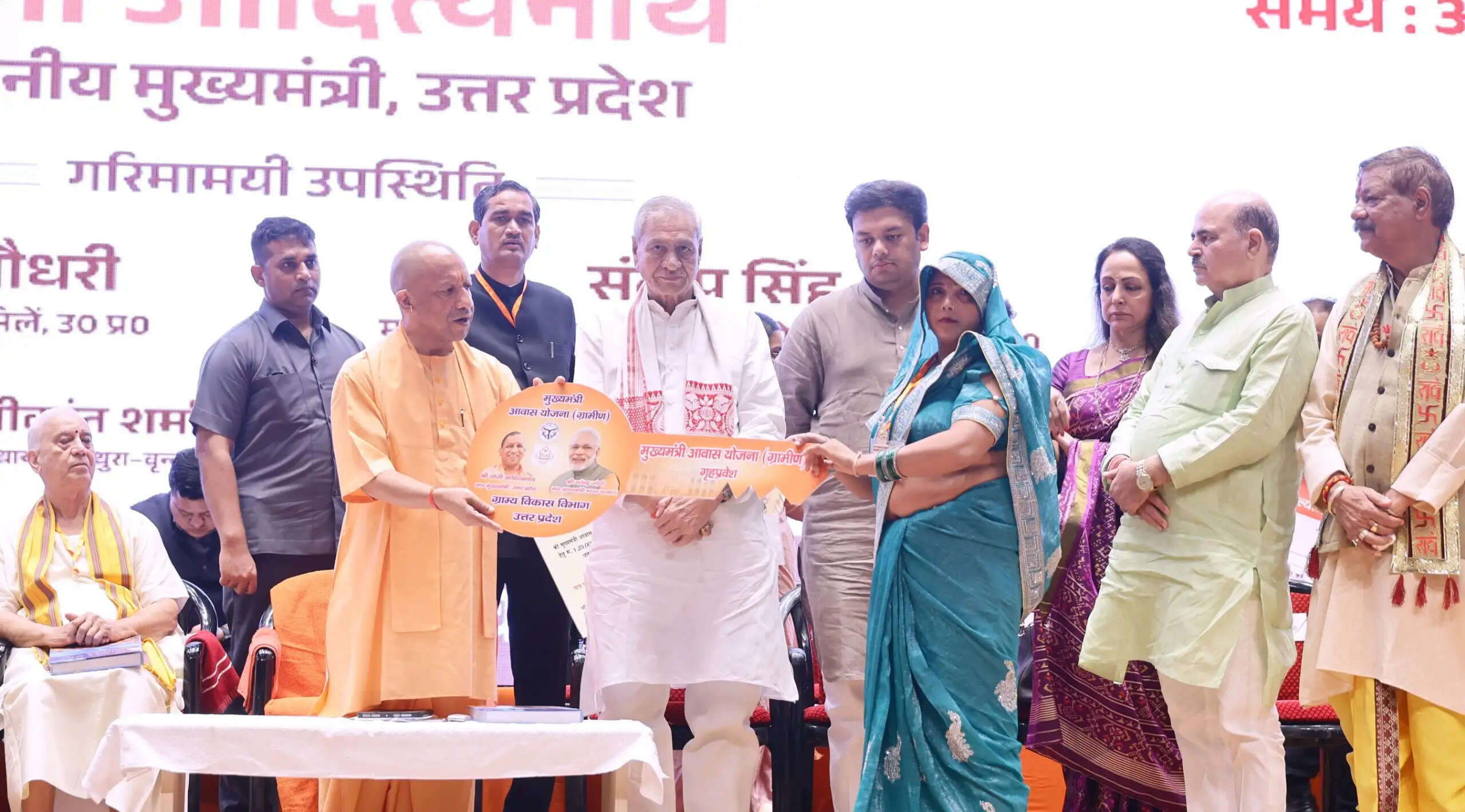 मुख्यमंत्री योगी ने मथुरा काे दी 1,051 करोड़ रुपये के विकास कार्यों की सौगात,बोले- विदेशी आक्रांताओं ने मंदिर तोड़े, पर श्रीकृष्ण की स्मृति को नहीं मिटा पाए