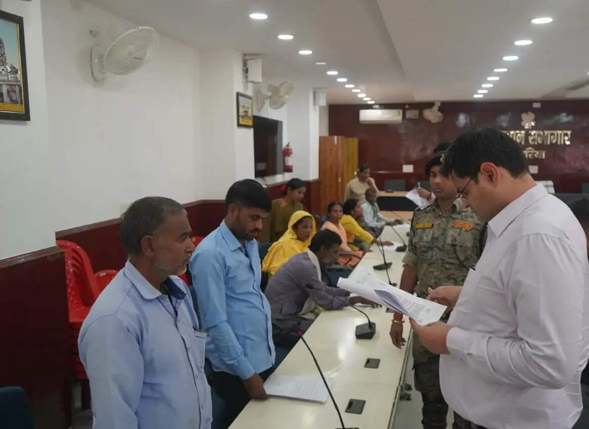 डीएम के जनता दरबार में 61 आवेदकों के आवेदन पर हुई सुनवाई
