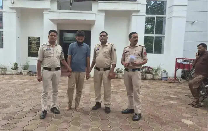 जिला बदर चाहत शुक्ला ने पुलिस कार्यालय में किया हंगामा, कोतवाली पुलिस ने कार्रवाई कर भेजा जेल