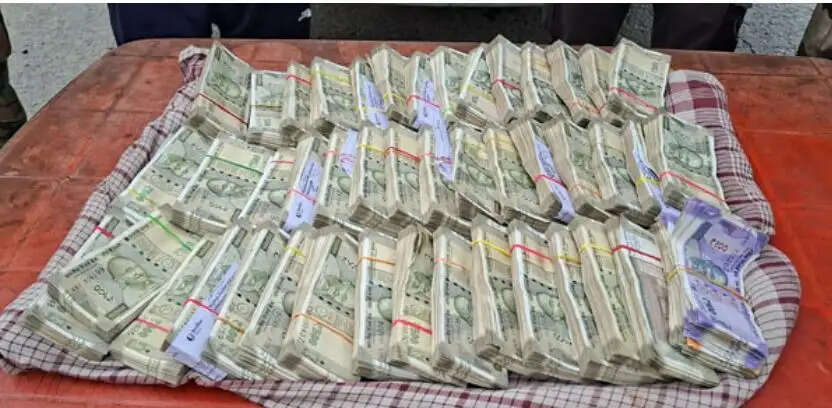 यात्री बस से 22.50 लाख रुपये नकद बरामद, चालक-खलासी गिरफ्तार