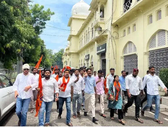 लखनऊ विश्वविद्यालय में परीक्षा परिणाम की अनियमितताओं को लेकर विद्यार्थी परिषद का प्रदर्शन