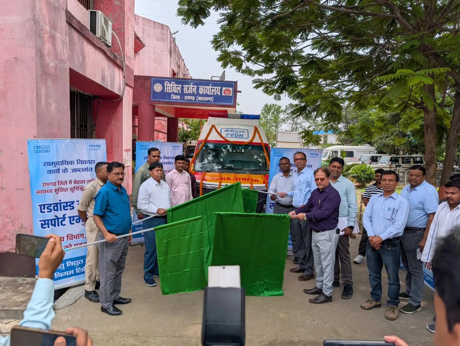 पीवीयूएनएल ने स्वास्थ्य विभाग को दिया एंबुलेंस