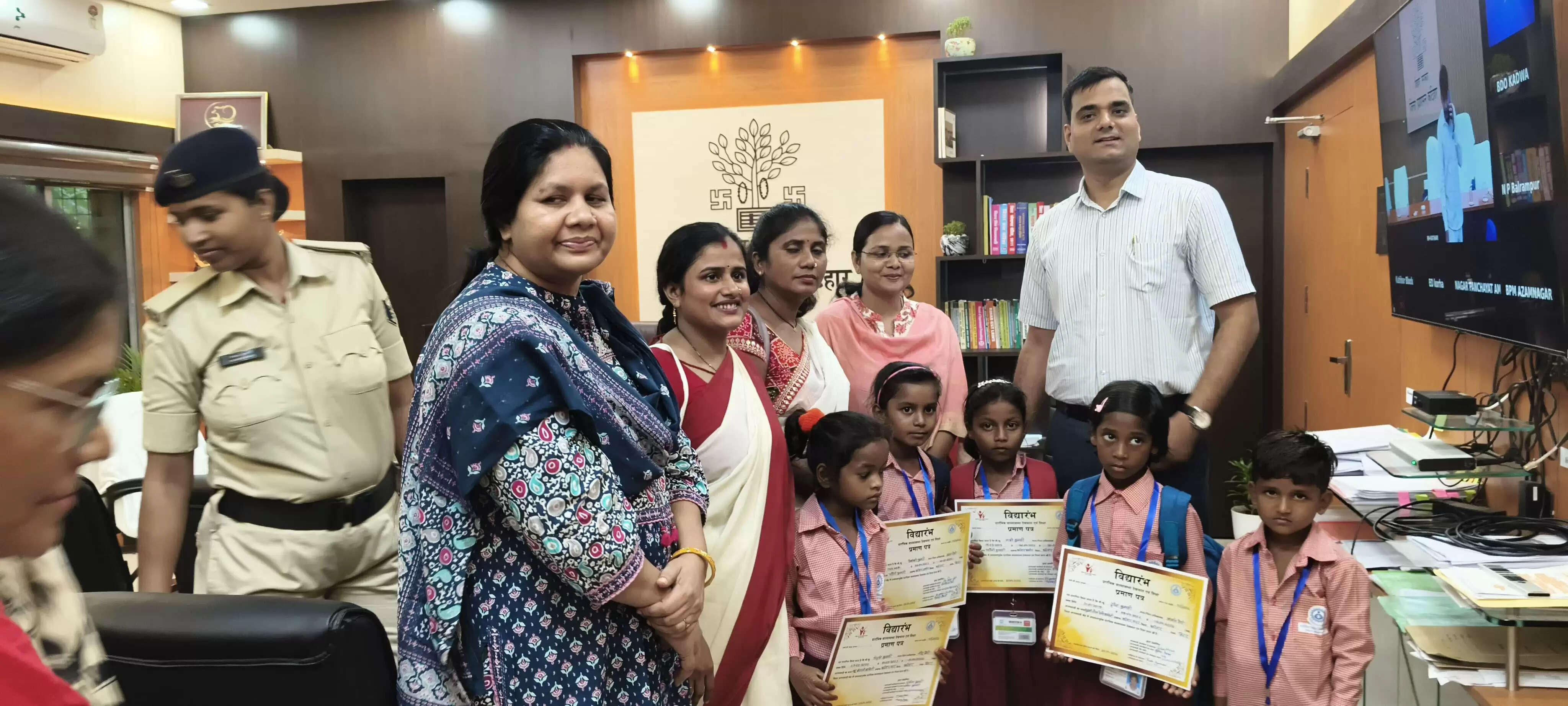 बचपन की पाठशाला से आगे की उड़ान, डीएम ने 5 नन्हे बच्चों को किया प्रोत्साहित