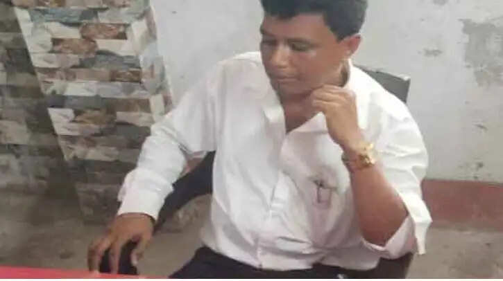 माथाभांगा कोर्ट में फर्जी वकील बनकर घूम रहा था आठवीं पास युवक पकड़ा गया