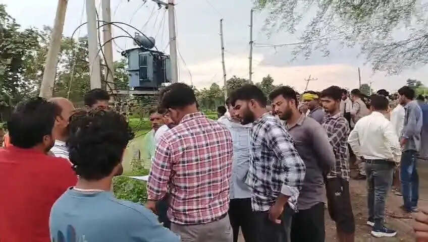 अनूपपुर: पुत्री-पुत्र को विद्युत विभाग देगा नौकरी का लिखित संयुक्त पत्र, 8 लाख मुआवजा के आश्वासन के बाद माने परिजन