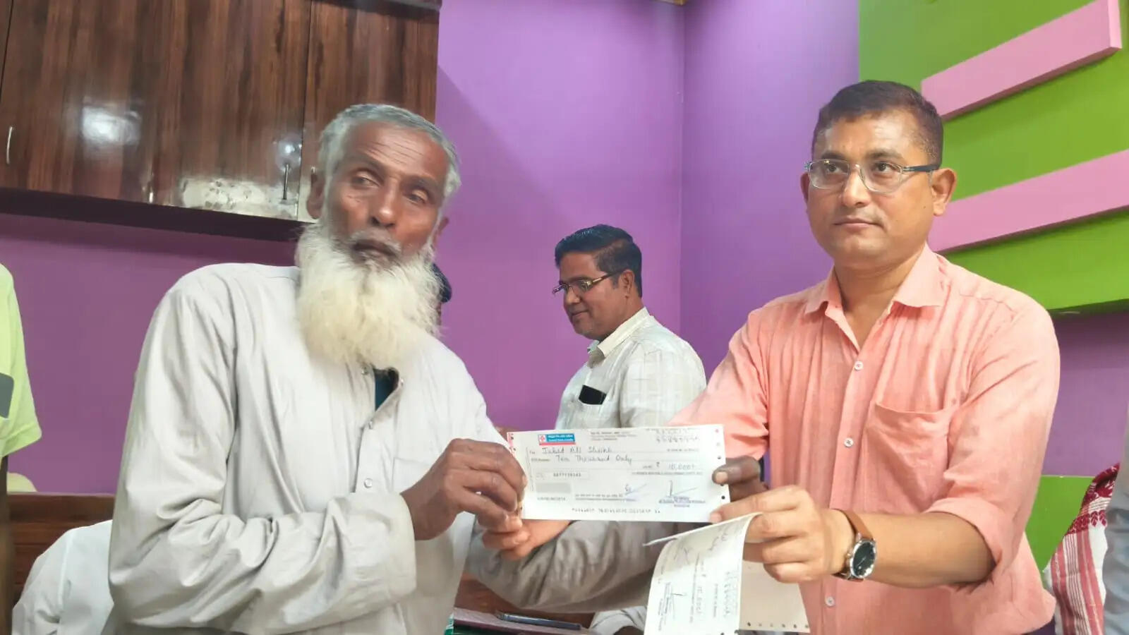 फकीराग्राम में वरिष्ठ नागरिकों को आर्थिक सहायता के चेक वितरित