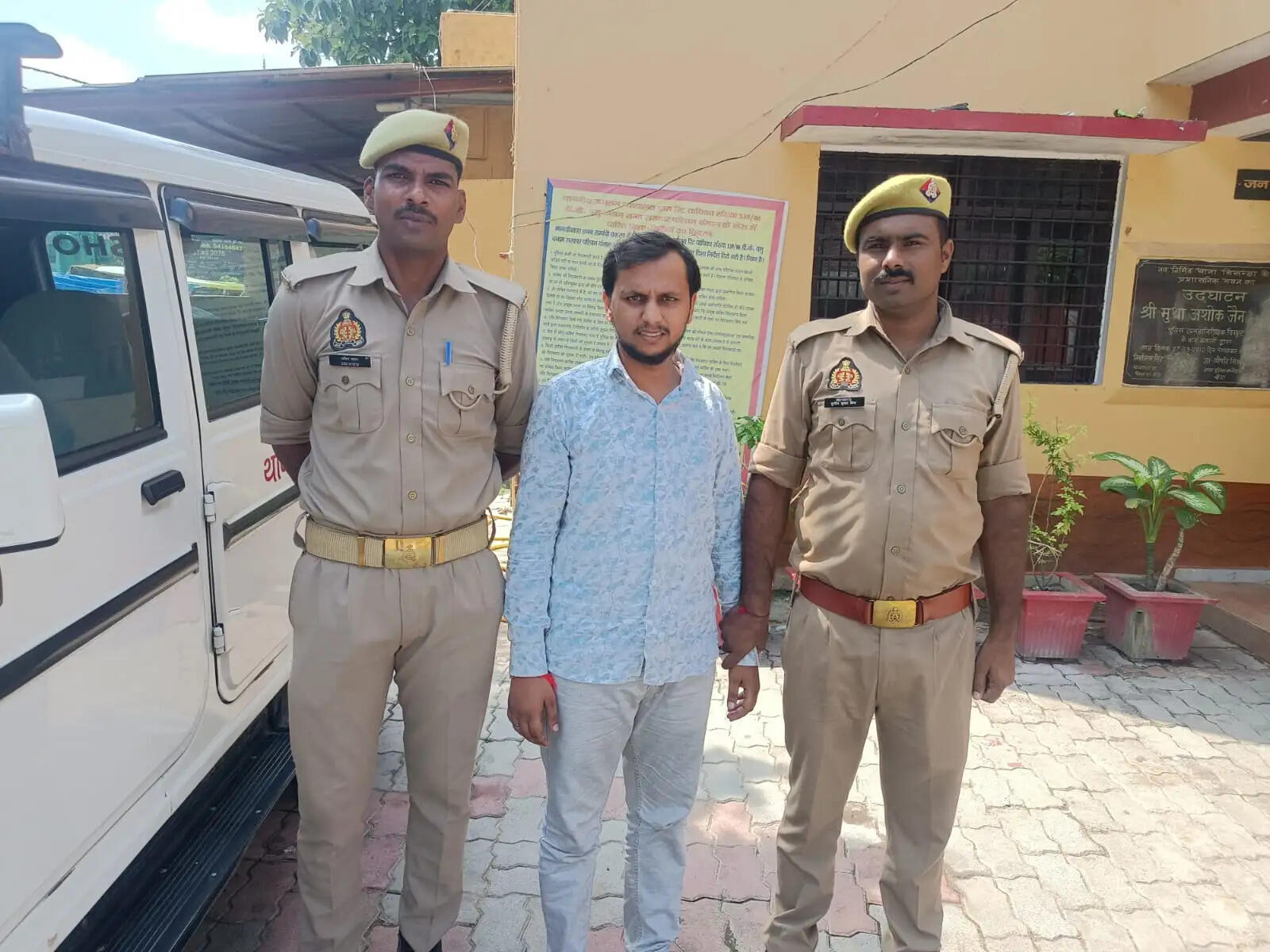 कोडीन सिरप तस्करी गिरोह का मुख्य सरगना आगरा से गिरफ्तार