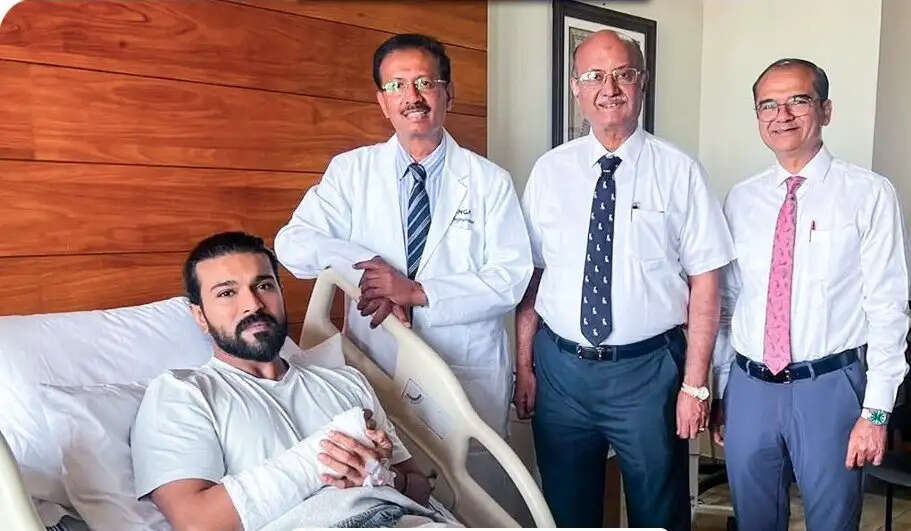 हाथ की सर्जरी के बाद अभिनेता राम चरण अस्पताल के बिस्तर पर मुस्कुराते नजर आये, पहली फोटो आई सामने