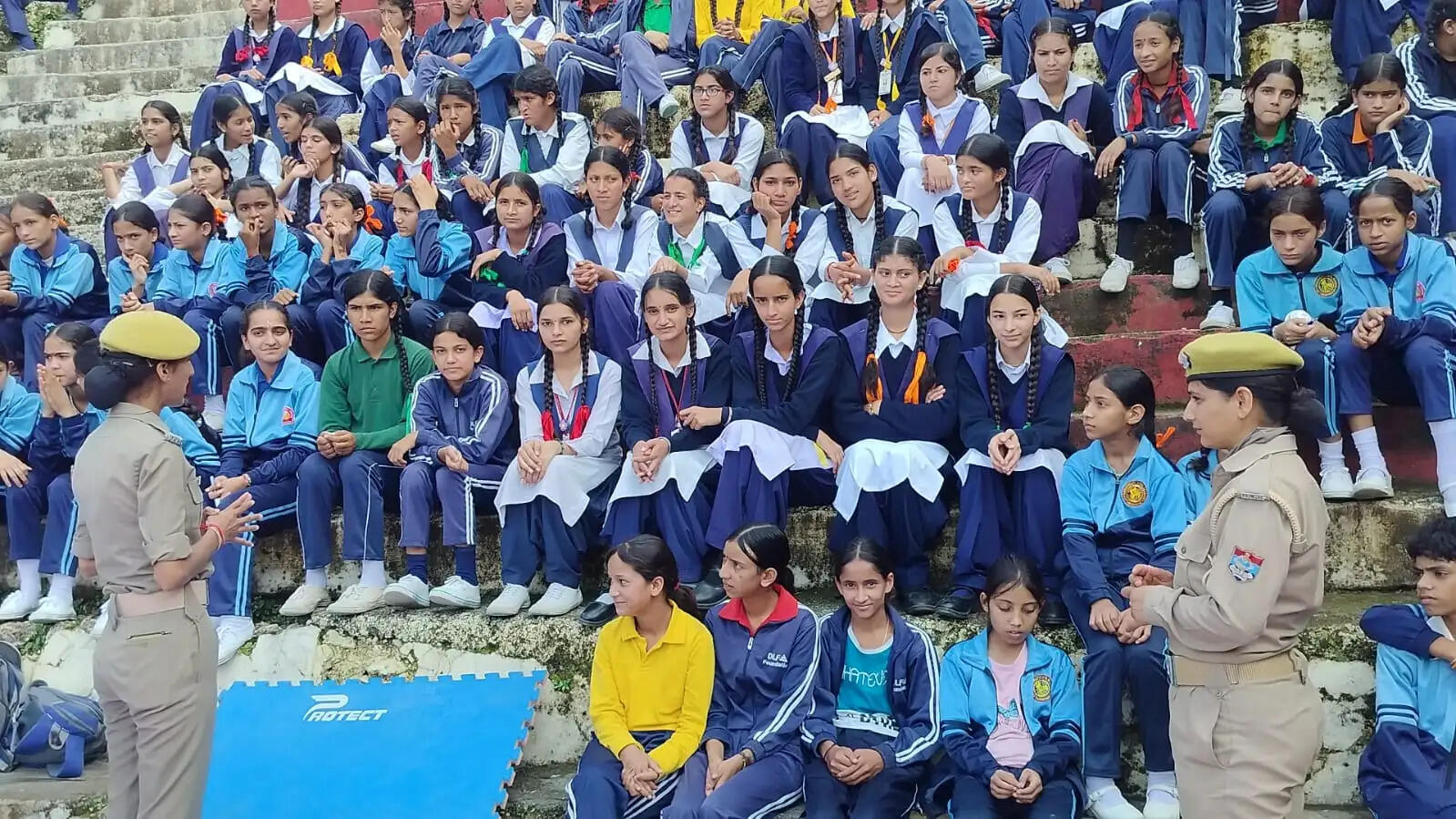 छात्राओं से संवाद कर टीम गौरा ने बताए अधिकार और कानून
