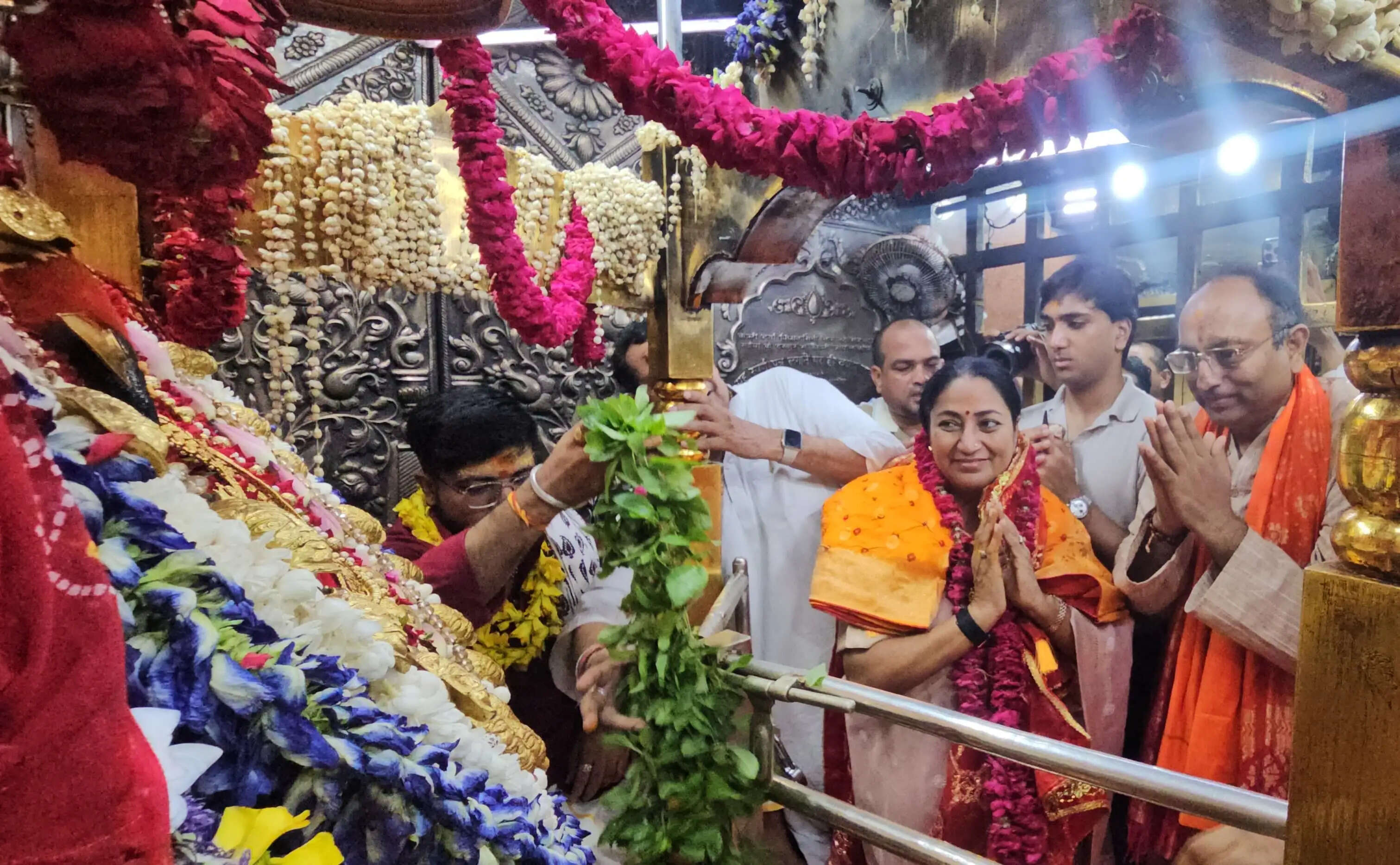 मां विंध्यवासिनी के दरबार में पहुंचीं दिल्ली की मुख्यमंत्री, गर्भगृह में पति को पहनाई फूलों की माला