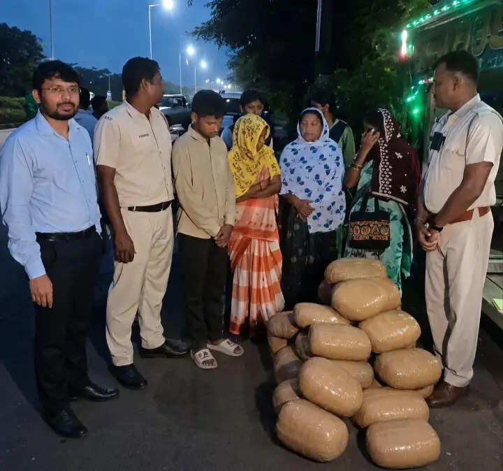 कोलाघाट में 23 किलोग्राम गांजा बरामद, तीन महिलाओं सहित चार गिरफ्तार