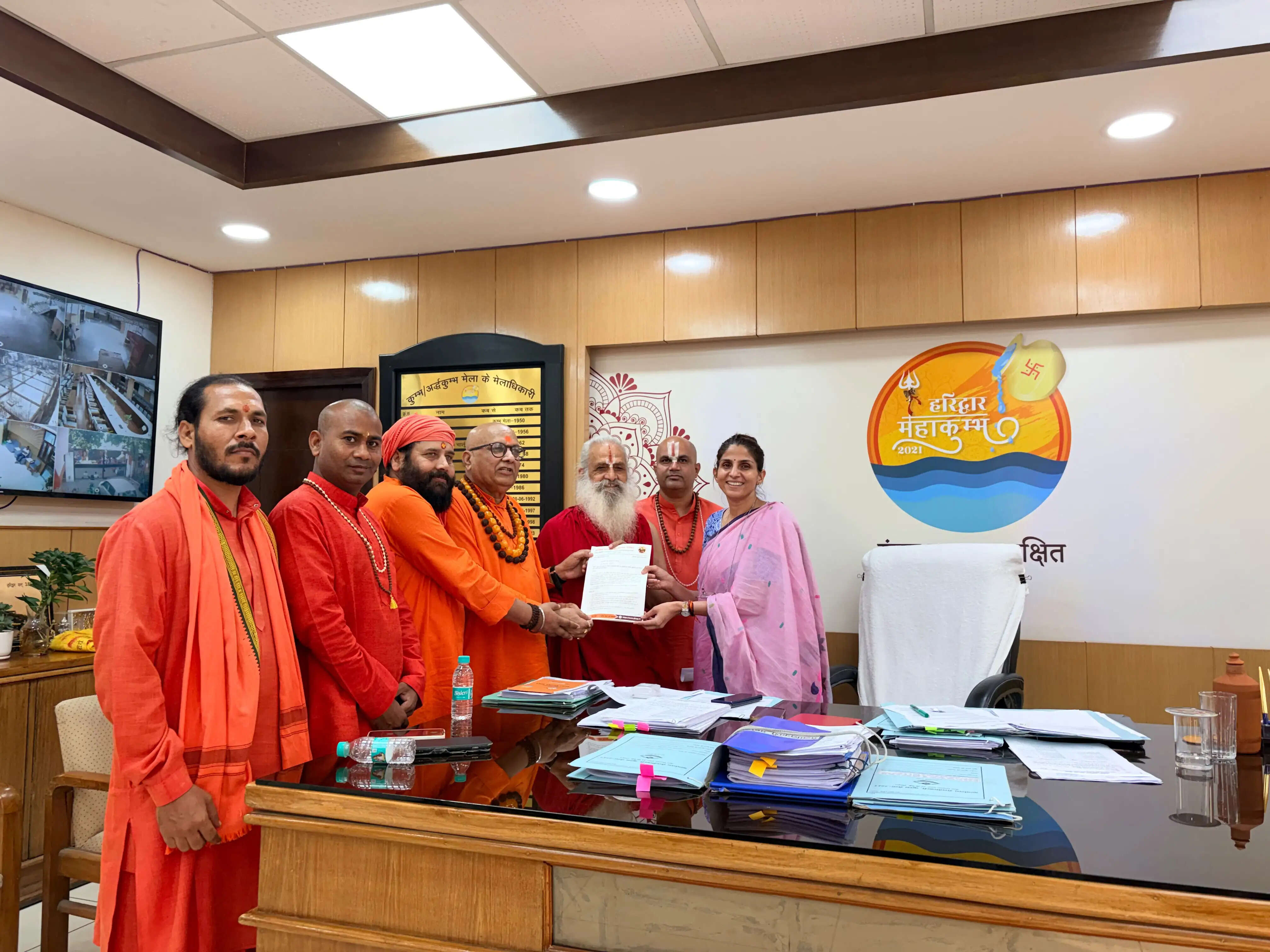 कुंभ-2027 में आश्रमों को विशेष सुविधाएं देने की मांग, मेलाधिकारी को सौंपा ज्ञापन